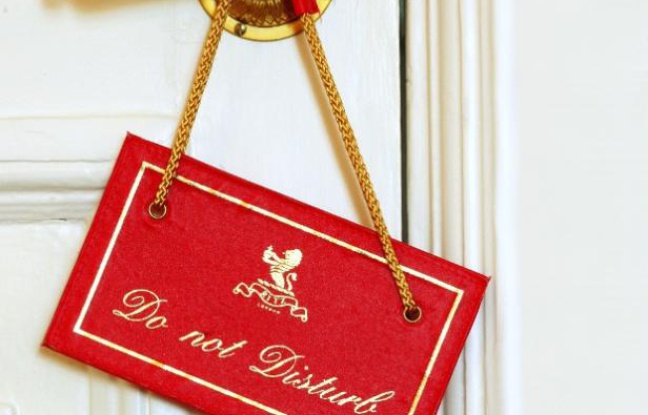 «Do not disturb», «ne pas déranger». «Do not disturb», «ne pas déranger».