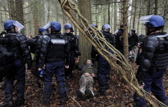 Comme Geneviève Coiffard, figure non-violente des opposants historiques au projet d'aéroport de Notre-Dame-des-Landes, qui sent monter "la haine", des dizaines de manifestants de tous âges exprimaient samedi leur indignation de s'être fait traiter de "kystes" par Manuel Valls. Comme Geneviève Coiffard, figure non-violente des opposants historiques au projet d'aéroport de Notre-Dame-des-Landes, qui sent monter "la haine", des dizaines de manifestants de tous âges exprimaient samedi leur indignation de s'être fait traiter de "kystes" par Manuel Valls.