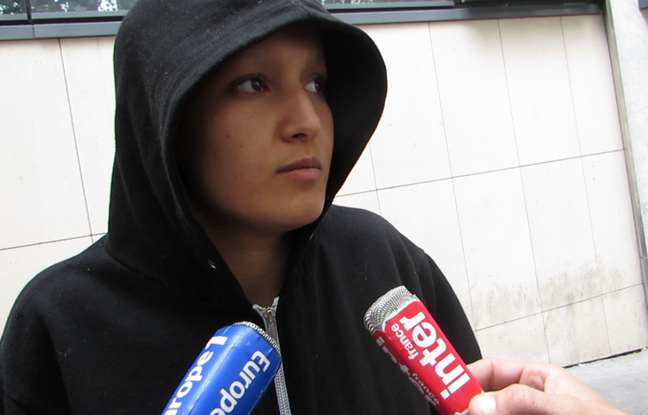 Amina Sboui à la sortie du commissariat central du 18e à Paris où elle a déposé plainte pour une agression Amina Sboui à la sortie du commissariat central du 18e à Paris où elle a déposé plainte pour une agression
