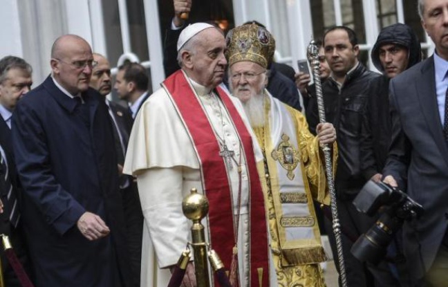 Le pape François et le patriarche orthodoxe de Constantinople Bartholomée 1er se félicitent après la signature d'un communiqué commun, le 30 novembre 2014 à Istanbul