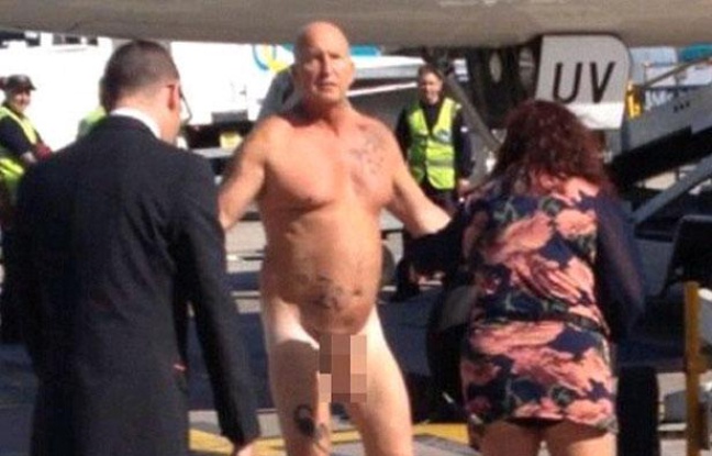 Capture d'écran d'une vidéo d'un Anglais nu sur le tarmac de l'aéroport de Manchester, le 9 octobre 2013. Capture d'écran d'une vidéo d'un Anglais nu sur le tarmac de l'aéroport de Manchester, le 9 octobre 2013.