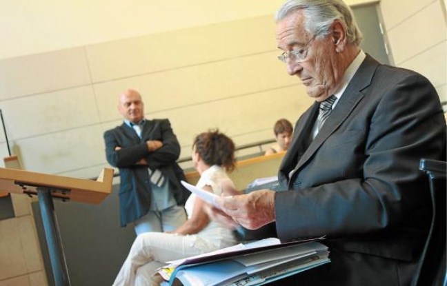 La ville de Nice réclame aussi à Jacques Peyrat 316 000 € pour remboursement des salaires des emplois qu'elle dénonce. La ville de Nice réclame aussi à Jacques Peyrat 316 000 € pour remboursement des salaires des emplois qu'elle dénonce.