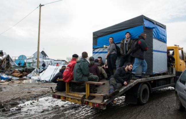 Des migrants quittent la zone sud de la "Jungle" lors de son démantèlement le 10 mars à Calais Des migrants quittent la zone sud de la "Jungle" lors de son démantèlement le 10 mars à Calais