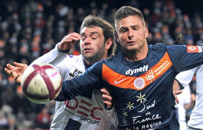 Le Montpelliérain Olivier Giroud se bat pour le ballon face au Toulousain Pavle Ninkov pendant le match Montpellier-Toulouse de la 18e journée de Ligue 1, le 17 décembre 2011. Le Montpelliérain Olivier Giroud se bat pour le ballon face au Toulousain Pavle Ninkov pendant le match Montpellier-Toulouse de la 18e journée de Ligue 1, le 17 décembre 2011.