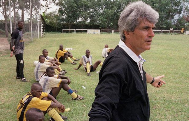 Le formateur Jean-Marc Guillou, avec les académiciens de l'Asec Abidjan le 10 mai 1999. Le formateur Jean-Marc Guillou, avec les académiciens de l'Asec Abidjan le 10 mai 1999.