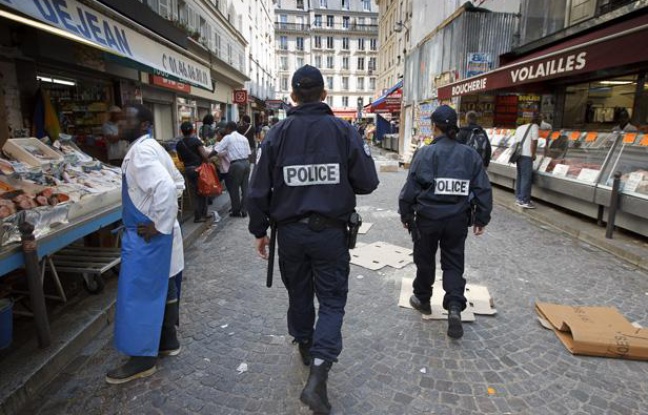 Patrouilles de police de proximité dans la Zone de Sécurité Prioritaire établie autour de la station de métro Chateau Rouge dans le 18e à Paris le 25 avril 2013. Patrouilles de police de proximité dans la Zone de Sécurité Prioritaire établie autour de la station de métro Chateau Rouge dans le 18e à Paris le 25 avril 2013.