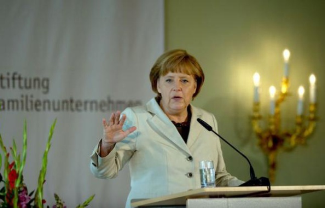 La chancelière Angela Merkel a condamné avec férocité vendredi le "faux débat" entre croissance et rigueur, révélant les divergences encore profondes de la zone euro avant un scrutin grec à haut risque dimanche et une réunion du G20 lundi. La chancelière Angela Merkel a condamné avec férocité vendredi le "faux débat" entre croissance et rigueur, révélant les divergences encore profondes de la zone euro avant un scrutin grec à haut risque dimanche et une réunion du G20 lundi.