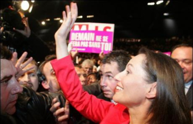 Ségolène Royal a imprimé une marque très personnelle à la dernière phase de sa campagne, jeudi soir devant quelque 8.000 personnes à Marseille, prononçant un discours où elle a revendiqué pleinement le thème de l'identité nationale pour terminer par un éloge de La Marseillaise. Ségolène Royal a imprimé une marque très personnelle à la dernière phase de sa campagne, jeudi soir devant quelque 8.000 personnes à Marseille, prononçant un discours où elle a revendiqué pleinement le thème de l'identité nationale pour terminer par un éloge de La Marseillaise.
