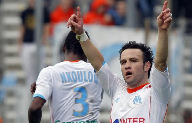 Le joueur de l'OM, Mathieu Valbuena (de face) lors de son but marqué face à Nice, le 11 novembre 2012 au stade Vélodrome. Le joueur de l'OM, Mathieu Valbuena (de face) lors de son but marqué face à Nice, le 11 novembre 2012 au stade Vélodrome.