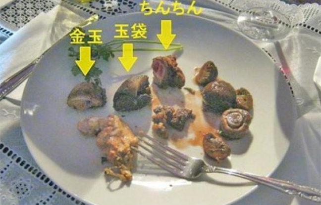 Mao Sugiyama a cuisiné ses parties génitales et les a servies à dîner moyennant 200 euros, en mai 2012 au Japon.
Mao Sugiyama a cuisiné ses parties génitales et les a servies à dîner moyennant 200 euros, en mai 2012 au Japon.