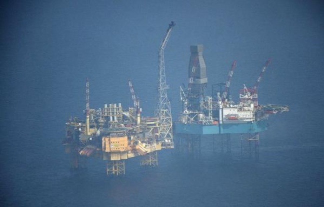 Un des scientifiques envoyés par Greenpeace à bord d'un de ses bateaux à proximité de la plateforme d'Elgin, théâtre d'une importante fuite de gaz, a assuré lundi qu'il y avait "beaucoup de pétrole" sur la mer dans la zone et qu'il s'agissait "vraiment d'un grave accident". Un des scientifiques envoyés par Greenpeace à bord d'un de ses bateaux à proximité de la plateforme d'Elgin, théâtre d'une importante fuite de gaz, a assuré lundi qu'il y avait "beaucoup de pétrole" sur la mer dans la zone et qu'il s'agissait "vraiment d'un grave accident".