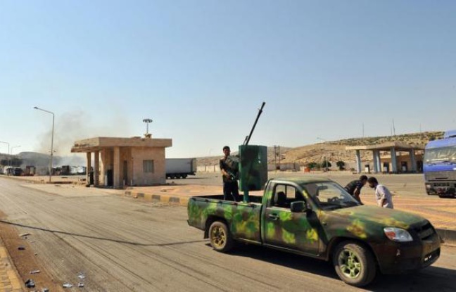 Dans la province syrienne de Hama, l'appel a retenti dans certaines mosquées vers 03H00 vendredi: le mois de jeûne du ramadan a commencé. Et "ça va être dur!", prédisent les combattants rebelles qui affrontent les forces gouvernementales par plus de 40°C à l'ombre. Dans la province syrienne de Hama, l'appel a retenti dans certaines mosquées vers 03H00 vendredi: le mois de jeûne du ramadan a commencé. Et "ça va être dur!", prédisent les combattants rebelles qui affrontent les forces gouvernementales par plus de 40°C à l'ombre.