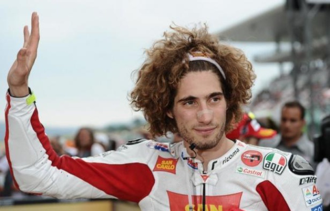 (FILES) This file photo taken on July 2, 2011 shows Italian Marco Simoncelli of Honda waving at the end of the MotoGP qualification practice of the Italian Grand Prix at Mugello track. Honda rider Marco Simoncelli has died of injuries sustained in a crash on October 23, 2011 that resulted in the cancellation of the Malaysian MotoGP, a race official said. AFP PHOTO / FILES / VINCENZO PINTO (FILES) This file photo taken on July 2, 2011 shows Italian Marco Simoncelli of Honda waving at the end of the MotoGP qualification practice of the Italian Grand Prix at Mugello track. Honda rider Marco Simoncelli has died of injuries sustained in a crash on October 23, 2011 that resulted in the cancellation of the Malaysian MotoGP, a race official said. AFP PHOTO / FILES / VINCENZO PINTO