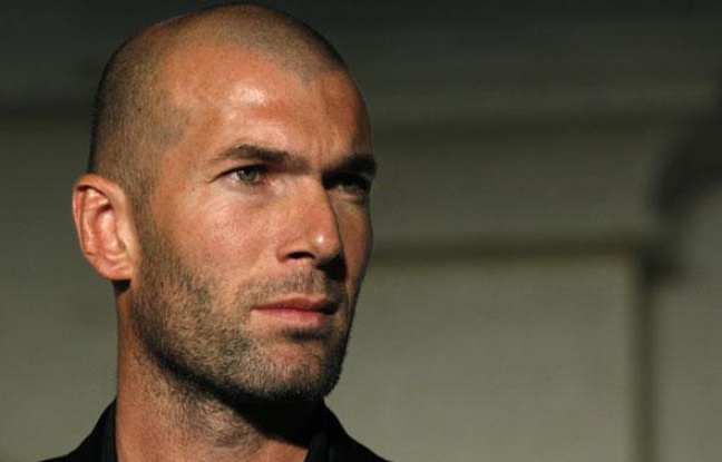 Zinédine Zidane sera à Amsterdam avec le Real Madrid, mardi, pour aider José Mourinho. Zinédine Zidane sera à Amsterdam avec le Real Madrid, mardi, pour aider José Mourinho.