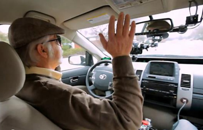 Steve Mahan, premier passager public de la Google Car, un véhicule autonome capable de se conduire sans intervention humaine. Steve Mahan, premier passager public de la Google Car, un véhicule autonome capable de se conduire sans intervention humaine.
