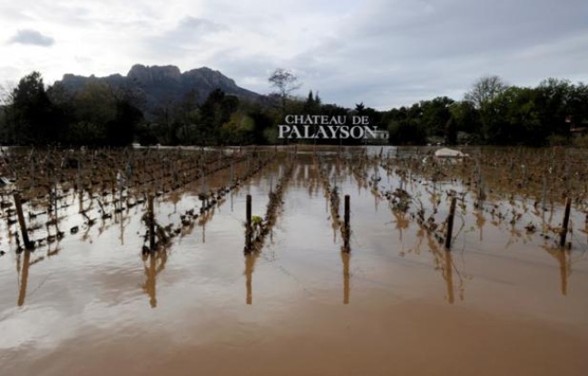 La ville de Roquebrune-sur-Argens sous les eaux, le 7 novembre 2011. La ville de Roquebrune-sur-Argens sous les eaux, le 7 novembre 2011.