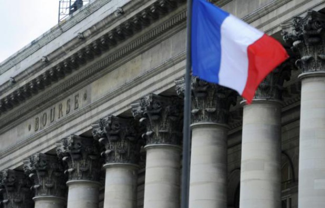 Un drapeau français flotte devant le palais Brongniart Un drapeau français flotte devant le palais Brongniart