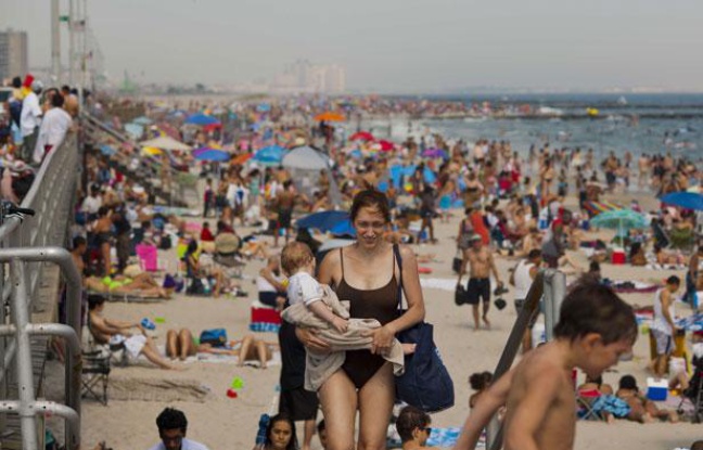 Les plages proches de New York sont prises d'assaut par les citadins cherchant à fuir la canicule, le 30 juin 2012. Les plages proches de New York sont prises d'assaut par les citadins cherchant à fuir la canicule, le 30 juin 2012.