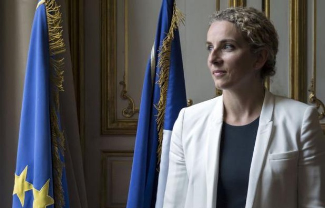 Au lendemain des législatives, le président François Hollande et le Premier ministre Jean-Marc Ayrault ont remanié jeudi l'équipe gouvernementale en changeant les attributions de certains ministres et en la renforçant de quatre nouveaux membres. Au lendemain des législatives, le président François Hollande et le Premier ministre Jean-Marc Ayrault ont remanié jeudi l'équipe gouvernementale en changeant les attributions de certains ministres et en la renforçant de quatre nouveaux membres.