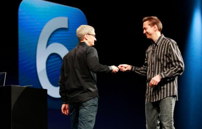 La patron d'Apple, Tim Cook (gauche) et l'architecte en chef d'iOS Scott Forstall, présentent iOS 6, le 11 juin 2012, à San Francisco. La patron d'Apple, Tim Cook (gauche) et l'architecte en chef d'iOS Scott Forstall, présentent iOS 6, le 11 juin 2012, à San Francisco.