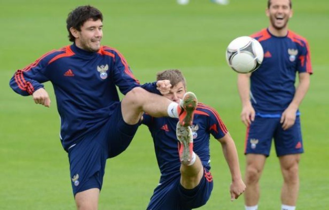Le groupe A de l'Euro-2012 mérite bien son surnom de "groupe de la vie", puisqu'il fait durer le suspense jusqu'à la 3e et dernière journée samedi, où les quatre engagés Russie, République Tchèque, Pologne et Grèce ont encore leurs chances Le groupe A de l'Euro-2012 mérite bien son surnom de "groupe de la vie", puisqu'il fait durer le suspense jusqu'à la 3e et dernière journée samedi, où les quatre engagés Russie, République Tchèque, Pologne et Grèce ont encore leurs chances