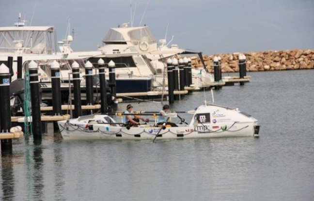 Deux rameuses françaises, Laurence De Rancourt, 27 ans et Laurence Grand-Clément, 33 ans, ont battu jeudi le record de la traversée en binôme de l'océan Indien, reliant la côte Ouest de l'Australie à l'île Maurice (3.100 miles nautiques/5.800 km) en 84 jours. Deux rameuses françaises, Laurence De Rancourt, 27 ans et Laurence Grand-Clément, 33 ans, ont battu jeudi le record de la traversée en binôme de l'océan Indien, reliant la côte Ouest de l'Australie à l'île Maurice (3.100 miles nautiques/5.800 km) en 84 jours.