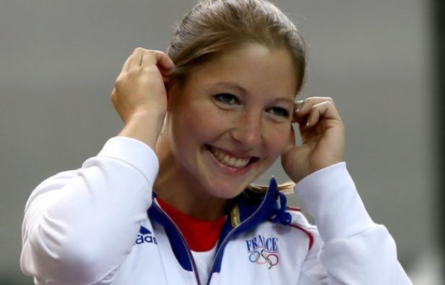 Céline Goberville s'est dite "très fière d'avoir apporté une médaille pour la France" dimanche à Londres, où elle a été la première Tricolore à monter sur le podium des JO-2012 avec une deuxième place dans l'épreuve de tir au pistolet à dix mètres. Céline Goberville s'est dite "très fière d'avoir apporté une médaille pour la France" dimanche à Londres, où elle a été la première Tricolore à monter sur le podium des JO-2012 avec une deuxième place dans l'épreuve de tir au pistolet à dix mètres.