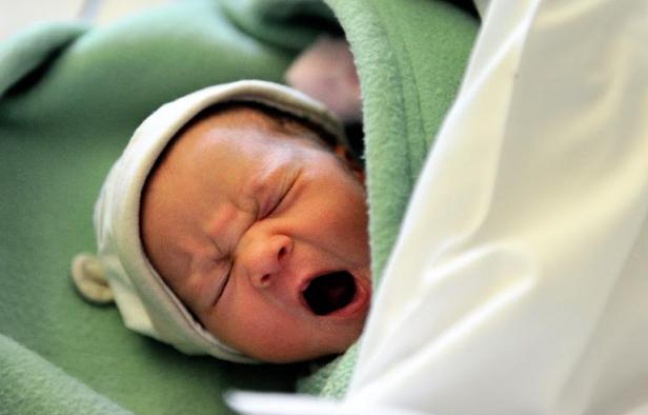 La fécondité retombe sous la barre symbolique des deux enfants par femme en 2015 (contre 2 en 2014), selon l'Insee. La fécondité retombe sous la barre symbolique des deux enfants par femme en 2015 (contre 2 en 2014), selon l'Insee.