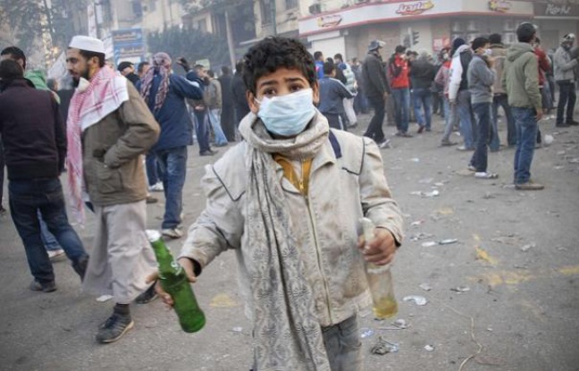 Un garçon égyptien tient 2 cocktails Molotov lors d'affrontements place Tahrir au Caire, ce mercredi 23 novembre - Mohammed Abu Zaid/AP/SIPA Un garçon égyptien tient 2 cocktails Molotov lors d'affrontements place Tahrir au Caire, ce mercredi 23 novembre - Mohammed Abu Zaid/AP/SIPA