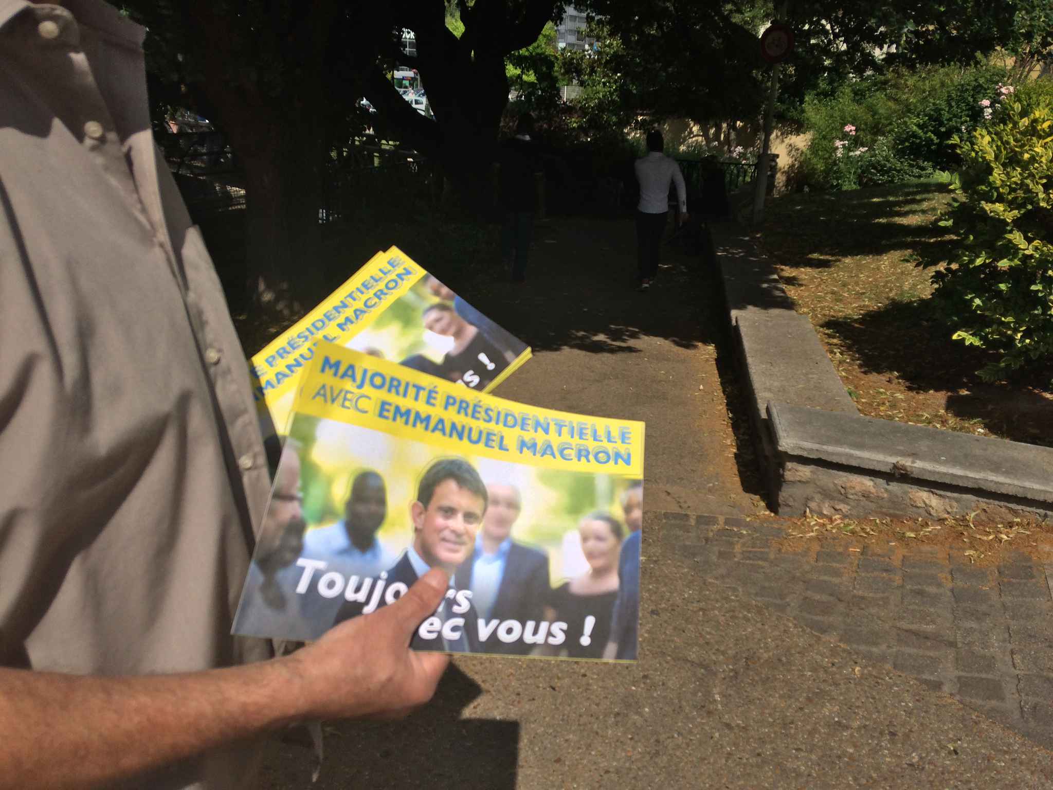Valls annonce qu'il est réélu, France insoumise conteste