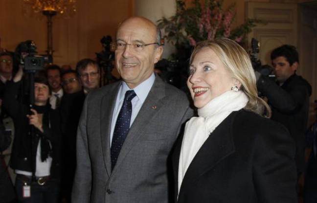 Le ministre des Affaires étrangères, Alain Juppé (à gauche), et la Secrétaire d'Etat américaine, Hillary Clinton (à droite), le 19 avril 2012, à Paris. Le ministre des Affaires étrangères, Alain Juppé (à gauche), et la Secrétaire d'Etat américaine, Hillary Clinton (à droite), le 19 avril 2012, à Paris.