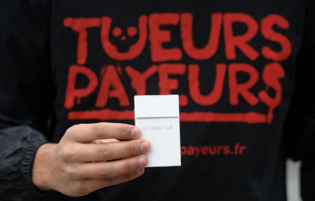 Paris, le 02 Novembre 2011. Operation de sensibilisation et d'informations des fumeurs contre les dangers de l'industrie du tabac. Ligue contre le cancer. Slogan Tueurs payeurs. Voiture avec flocage et decor paquets de cigarettes. Paris, le 02 Novembre 2011. Operation de sensibilisation et d'informations des fumeurs contre les dangers de l'industrie du tabac. Ligue contre le cancer. Slogan Tueurs payeurs. Voiture avec flocage et decor paquets de cigarettes.