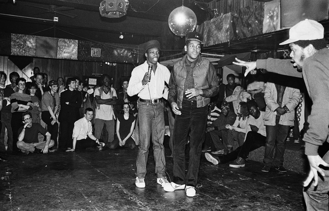 Le groupe de hip-hop The Cold Crush Brothers, au Club Negril, à New York, en 1981. Le groupe de hip-hop The Cold Crush Brothers, au Club Negril, à New York, en 1981.
