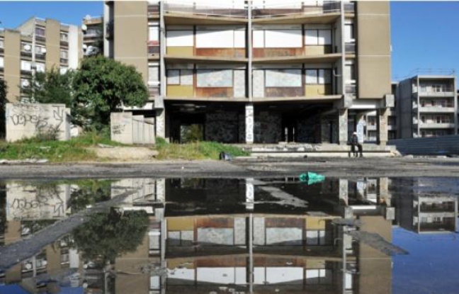 Les tours 23 et 24 (en haut) sont les premières à avoir été complètement vidées de leurs habitants il y a quelques semaines. Elles seront ensuite rasées. En attendant d'être relogés dans de nouveaux logements sociaux (en bas), les locataires de la Forestière doivent toujours s'entraider à cause des ascenseurs en panne (au milieu). Les tours 23 et 24 (en haut) sont les premières à avoir été complètement vidées de leurs habitants il y a quelques semaines. Elles seront ensuite rasées. En attendant d'être relogés dans de nouveaux logements sociaux (en bas), les locataires de la Forestière doivent toujours s'entraider à cause des ascenseurs en panne (au milieu).