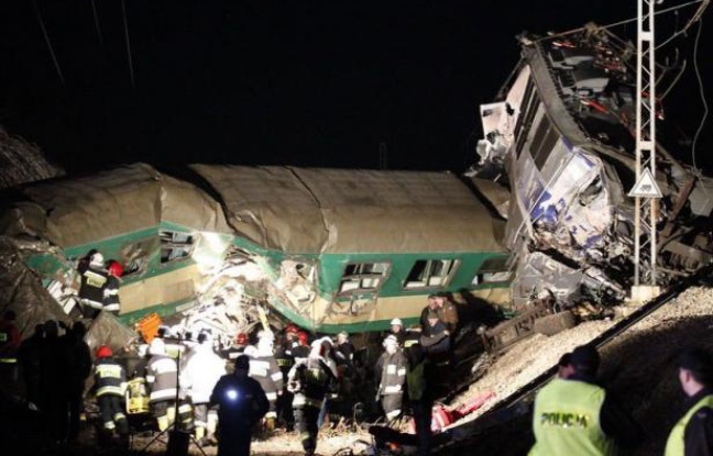 Au moins 14 personnes ont été tuées et une soixantaine blessées samedi soir dans une collision frontale entre deux trains qui se sont retrouvés sur la même voie à Szczekociny, dans le sud de la Pologne, la plus grave catastrophe ferroviaire dans ce pays depuis 1990. Au moins 14 personnes ont été tuées et une soixantaine blessées samedi soir dans une collision frontale entre deux trains qui se sont retrouvés sur la même voie à Szczekociny, dans le sud de la Pologne, la plus grave catastrophe ferroviaire dans ce pays depuis 1990.
