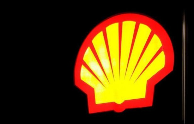 La compagnie pétrolière Shell a finalement reçu vendredi les autorisations qu'elle espérait pour démarrer une campagne de forages controversée au large de la Guyane, après un imbroglio qui semble avoir coûté son maroquin à l'ex-ministre de l'Ecologie et de l'Energie Nicole Bricq. La compagnie pétrolière Shell a finalement reçu vendredi les autorisations qu'elle espérait pour démarrer une campagne de forages controversée au large de la Guyane, après un imbroglio qui semble avoir coûté son maroquin à l'ex-ministre de l'Ecologie et de l'Energie Nicole Bricq.