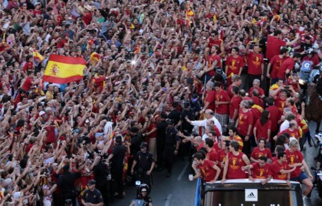 L'Espagne euphorique a fait lundi un triomphe à la Roja, son équipe de football de légende rentrée d'Ukraine après avoir surclassé dimanche l'Italie 4 à 0 en finale de l'Euro-2012, et réalisé le rêve de tout un pays: remporter la "triple couronne". L'Espagne euphorique a fait lundi un triomphe à la Roja, son équipe de football de légende rentrée d'Ukraine après avoir surclassé dimanche l'Italie 4 à 0 en finale de l'Euro-2012, et réalisé le rêve de tout un pays: remporter la "triple couronne".