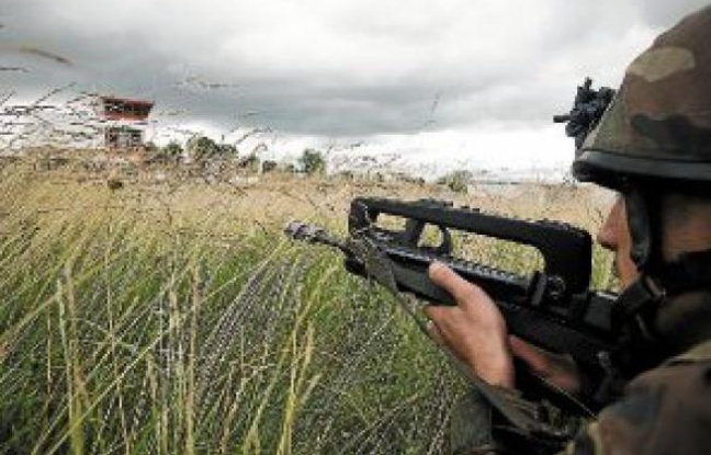 Les parachutistes ont sauté sur l'aérodrome des Pujols, à Pamiers. Ils ont pénétré dans leur zone cible avant d'en exfiltrer de pseudo-expatriés en danger. Les parachutistes ont sauté sur l'aérodrome des Pujols, à Pamiers. Ils ont pénétré dans leur zone cible avant d'en exfiltrer de pseudo-expatriés en danger.