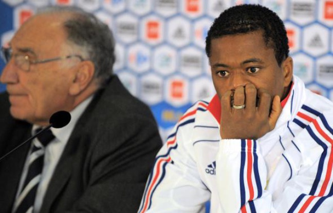 Le capitaine de l'équipe de France, Patrice Evra, lors d'un point presse à Knysna, le 19 juin 2010. Le capitaine de l'équipe de France, Patrice Evra, lors d'un point presse à Knysna, le 19 juin 2010.