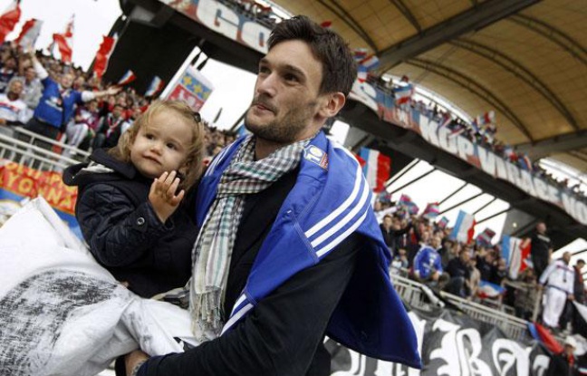 Hugo Lloris remercie les supporters lyonnais avant son départ pour Tottenham, le 1er septembre 2012 à Lyon. Hugo Lloris remercie les supporters lyonnais avant son départ pour Tottenham, le 1er septembre 2012 à Lyon.
