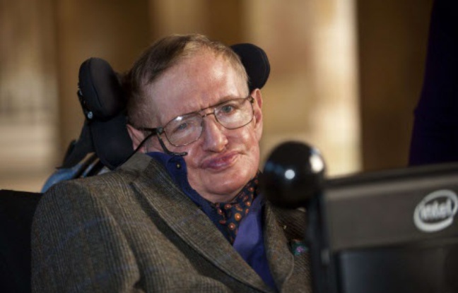 Stephen Hawking à la première du biopic consacré à sa vie, «Hawking», à Cambridge le 19 septembre 2013. Stephen Hawking à la première du biopic consacré à sa vie, «Hawking», à Cambridge le 19 septembre 2013.