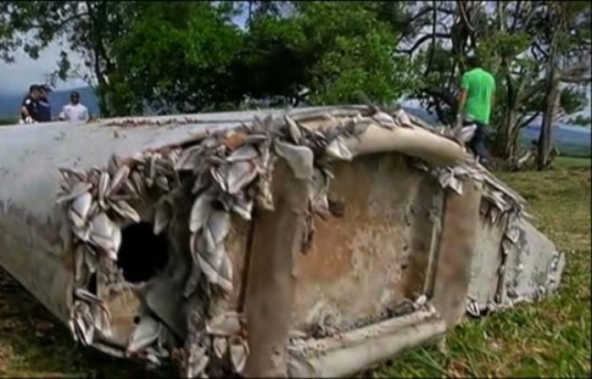 Débris d'avion retrouvé à La Réunion: un morceau du MH370? Débris d'avion retrouvé à La Réunion: un morceau du MH370?