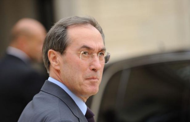 Le ministre de l'Intérieur Claude Guéant dans la cour de l'Elysée, le 5 octobre 2011. Le ministre de l'Intérieur Claude Guéant dans la cour de l'Elysée, le 5 octobre 2011.