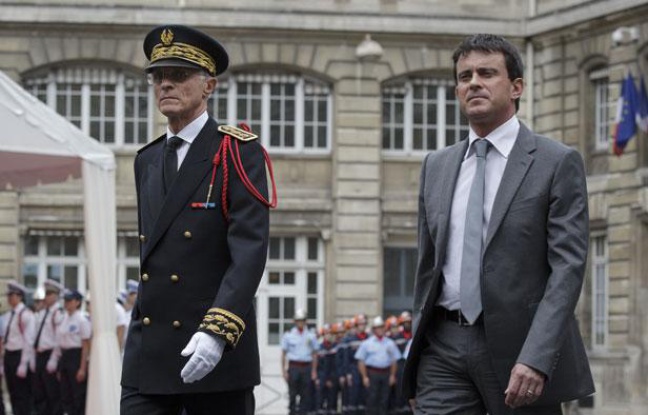 Paris, le 26 juin 2012. Cour d'honneur de la préfecture de police de Paris. Cérémonie protocolaire d'intronisation de Bernard Boucault, nouveau préfet de police de Paris en présence de Manuel Valls ministre de l'Intérieur. Paris, le 26 juin 2012. Cour d'honneur de la préfecture de police de Paris. Cérémonie protocolaire d'intronisation de Bernard Boucault, nouveau préfet de police de Paris en présence de Manuel Valls ministre de l'Intérieur.