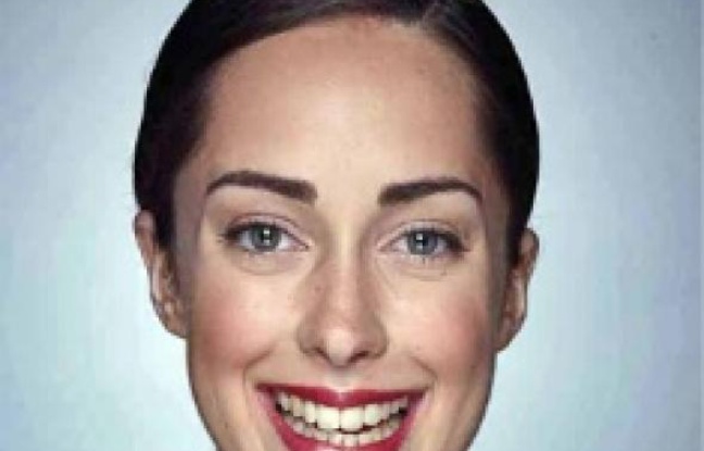 Une jeune femme sourit. Une jeune femme sourit.