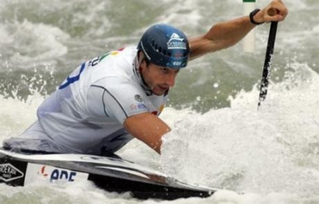 Tony Estanguet a décroché son billet en C2 pour les JO-2008 de Pékin en remportant la deuxième des trois courses de sélection, dimanche, à la Seu d'Urgell, et devrait être imité mardi par Fabien Lefèvre en K1. Tony Estanguet a décroché son billet en C2 pour les JO-2008 de Pékin en remportant la deuxième des trois courses de sélection, dimanche, à la Seu d'Urgell, et devrait être imité mardi par Fabien Lefèvre en K1.
