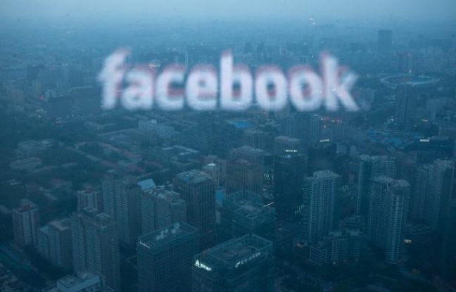 Le site internet communautaire Facebook poursuivait son plongeon boursier jeudi soir, deux mois après une introduction en Bourse pourtant annoncée en grande pompe, après avoir publié des résultats trimestriels sans relief. Le site internet communautaire Facebook poursuivait son plongeon boursier jeudi soir, deux mois après une introduction en Bourse pourtant annoncée en grande pompe, après avoir publié des résultats trimestriels sans relief.