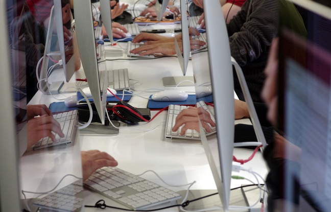Des jeunes se forme dans l'école 42 créée et financee par Xavier Niel le 16 janvier 2016. Credit:MASTAR/SIPA Des jeunes se forme dans l'école 42 créée et financee par Xavier Niel le 16 janvier 2016. Credit:MASTAR/SIPA