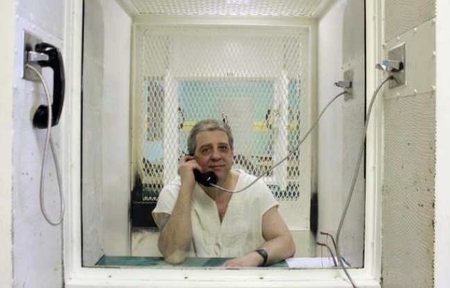 Des tests ADN menés sur trois cheveux devraient permettre, selon ses avocats jeudi, de disculper le prisonnier américain Hank Skinner, dans le couloir de la mort du Texas (sud) depuis vingt ans pour un triple meurtre qu'il nie avoir commis. Des tests ADN menés sur trois cheveux devraient permettre, selon ses avocats jeudi, de disculper le prisonnier américain Hank Skinner, dans le couloir de la mort du Texas (sud) depuis vingt ans pour un triple meurtre qu'il nie avoir commis.