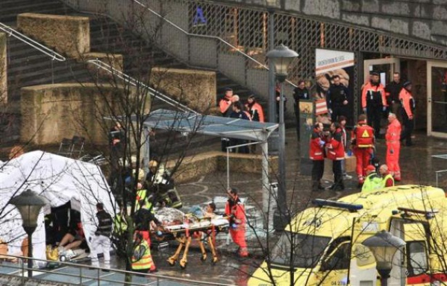 Les secours évacuent des blessés à Liège, en Belgique, après l'attaque à la grenade survenue le mardi 13 décembre 2011. Les secours évacuent des blessés à Liège, en Belgique, après l'attaque à la grenade survenue le mardi 13 décembre 2011.